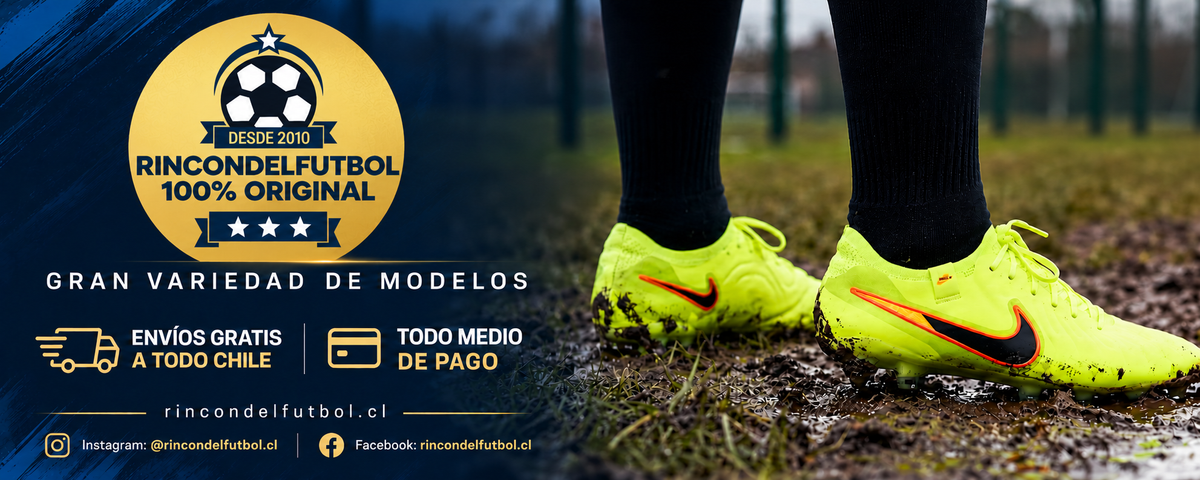 Zapatos de fútbol sobre una cancha de pasto natural